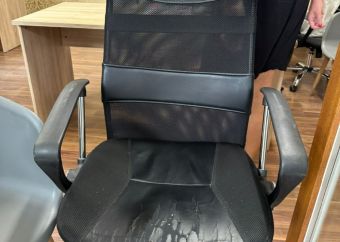 Pracovná stolička na kolieskach s operadlom 